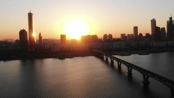 Vehículo aéreo no tripulado en el centro, torre dorada en Seúl. puesta de sol. retirado del trono — Vídeo de stock