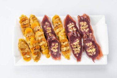 Lezzetli oryantal tatlılar churchkhela , beyaz izole, Gürcistan.