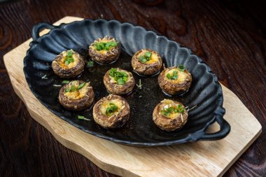 Geleneksel İtalyan Mantar Şapkaları Feta ile doldurulmuş. Kırsal bir tavaya yakın plan gibi.