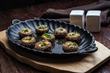 Geleneksel İtalyan Mantar Şapkaları Feta ile doldurulmuş. Kırsal bir tavaya yakın plan gibi.