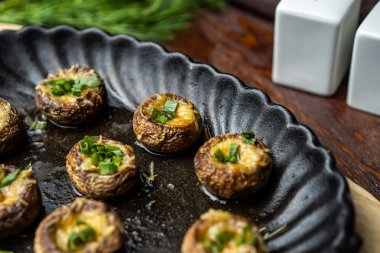 Geleneksel İtalyan Mantar Şapkaları Feta ile doldurulmuş. Kırsal bir tavaya yakın plan gibi.