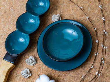 Yuvarlak, kare, oval beyaz, mavi, pembe üzerinde gri plaka, ahşap, mavi arka plan, üst görünüm