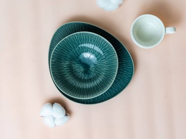 Yuvarlak, kare, oval beyaz, mavi, pembe üzerinde gri plaka, ahşap, mavi arka plan, üst görünüm