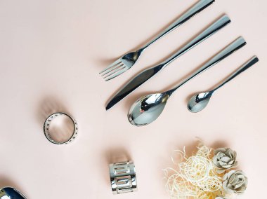 Yuvarlak, kare, oval beyaz, mavi, pembe üzerinde gri plaka, ahşap, mavi arka plan, üst görünüm