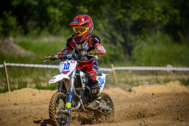 Khabarovsk, Rusya - 16 Haziran 2019 :Motosikletli yarışçı çocuk uçuşmotokros kros katılır, atlar ve gökyüzüne karşı sıçrama tahtası üzerinde çıkar. Kavram aktif aşırı dinlenme genç.