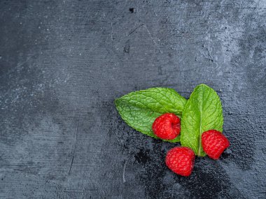 Saman, üç ahududu ve nane yaprakları ile dekore edilmiş bir ahşap panoları, bir ahududu Smoothie cam üst görünümü. Seçici odak