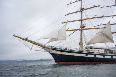 Vladivostok, Primorsky Krai. Rusya. Haziran 17, 2019: yelkenli gemi Pallada Vladivostok limanından