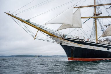 Vladivostok, Primorsky Krai. Rusya. Haziran 17, 2019: yelkenli gemi Pallada Vladivostok limanından