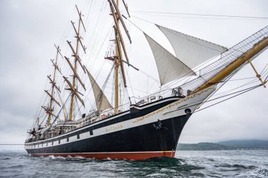 Vladivostok, Primorsky Krai. Rusya. Haziran 17, 2019: yelkenli gemi Pallada Vladivostok limanından