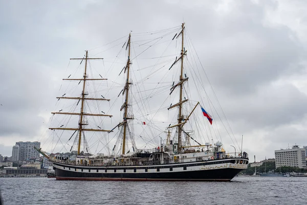 Vladivostok, Primorsky Krai . Russia. June 17, 2019: sailing ship Pallada in the port of Vladivostok — Stock Photo, Image