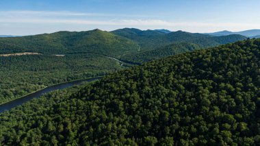 Dağ Nehri Vadisi Anyuy. Rusya 'nın uzak doğusundaki Khabarovsk toprakları. Anyui nehrinin manzarası çok güzel. Anyu Milli Parkı. Rusya Taiga 'daki peyzaj nehri.