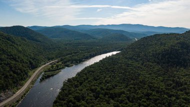 Dağ Nehri Vadisi Anyuy. Rusya 'nın uzak doğusundaki Khabarovsk toprakları. Anyui nehrinin manzarası çok güzel. Anyu Milli Parkı. Rusya Taiga 'daki peyzaj nehri.