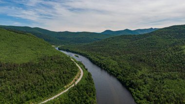 Dağ Nehri Vadisi Anyuy. Rusya 'nın uzak doğusundaki Khabarovsk toprakları. Anyui nehrinin manzarası çok güzel. Anyu Milli Parkı. Rusya Taiga 'daki peyzaj nehri.