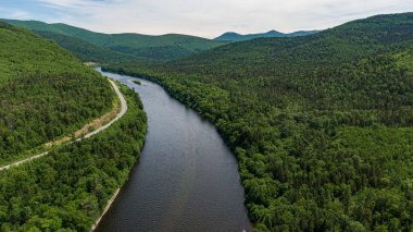 Dağ Nehri Vadisi Anyuy. Rusya 'nın uzak doğusundaki Khabarovsk toprakları. Anyui nehrinin manzarası çok güzel. Anyu Milli Parkı. Rusya Taiga 'daki peyzaj nehri.