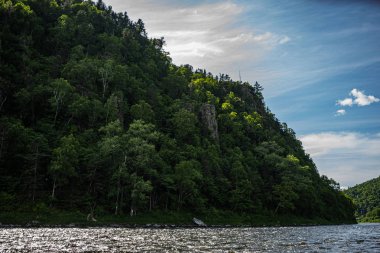 Dağ Nehri Vadisi Anyuy. Rusya 'nın uzak doğusundaki Khabarovsk toprakları. Anyui nehrinin manzarası çok güzel. Anyu Milli Parkı. Rusya Taiga 'daki peyzaj nehri.