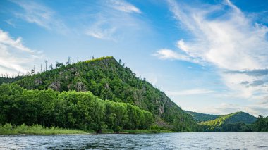 Dağ Nehri Vadisi Anyuy. Rusya 'nın uzak doğusundaki Khabarovsk toprakları. Anyui nehrinin manzarası çok güzel. Anyu Milli Parkı. Rusya Taiga 'daki peyzaj nehri.