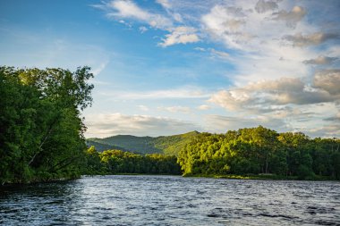 Dağ Nehri Vadisi Anyuy. Rusya 'nın uzak doğusundaki Khabarovsk toprakları. Anyui nehrinin manzarası çok güzel. Anyu Milli Parkı. Rusya Taiga 'daki peyzaj nehri.