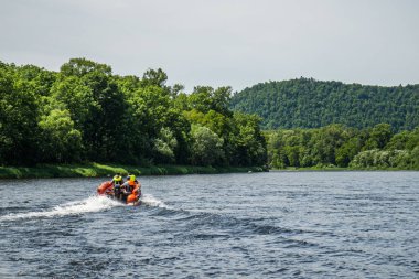şişme motorlu tekne. bir dağ nehirde balıkçı teknesi. Herhangi bir nehir. Khabarovsk bölgesi, Uzakdoğu, Rusya