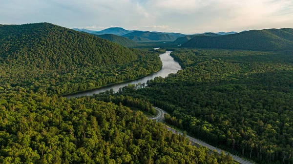 Dağ Nehri Vadisi Anyuy. Rusya 'nın uzak doğusundaki Khabarovsk toprakları. Anyui nehrinin manzarası çok güzel. Anyu Milli Parkı. Rusya Taiga 'daki peyzaj nehri.