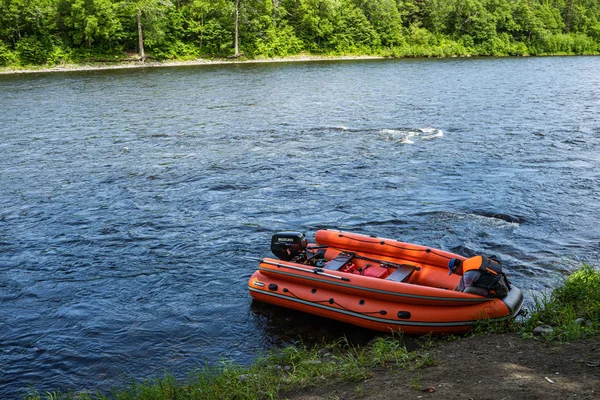 Bote a motor inflable. barco de pesca en un río de montaña. El río Anyui. Territorio de Jabárovsk, Lejano Oriente, Rusia — Foto de Stock