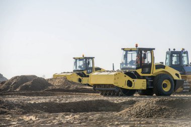 Buldozer, damperli kamyon, toprak kompaktörü ve titreşim silindiri