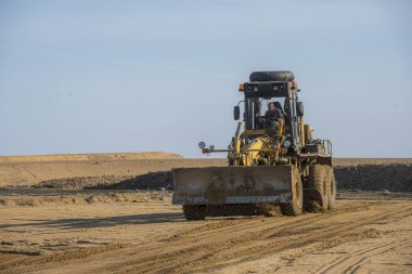 Sınıf öğrencisi çakıl yol inşaat sitesinde tesviye