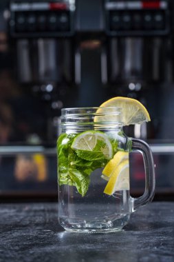 Limon ve nane, ahududu, deniz dikeni, greyfurt, soğuk ferahlatıcı içecek veya buz ile içecek ile Limonata veya Mojito kokteyl