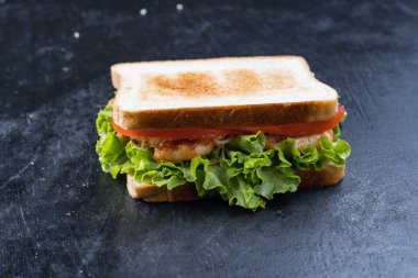 İsveç tarzında karides ve yumurta ile taze sandviç