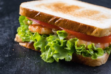 İsveç tarzında karides ve yumurta ile taze sandviç