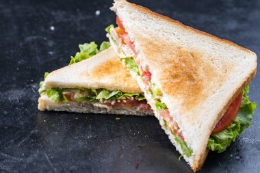 İsveç tarzında karides ve yumurta ile taze sandviç
