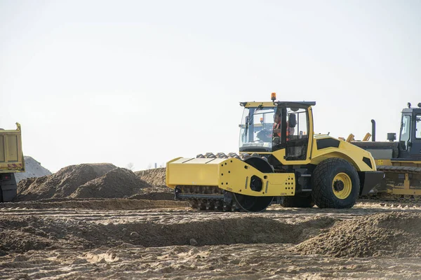 Bulldozer, dump truck, soil compactor and vibration roller