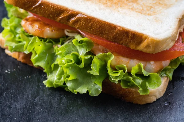 Frisches Sandwich mit Garnelen und Ei im schwedischen Stil — Stockfoto