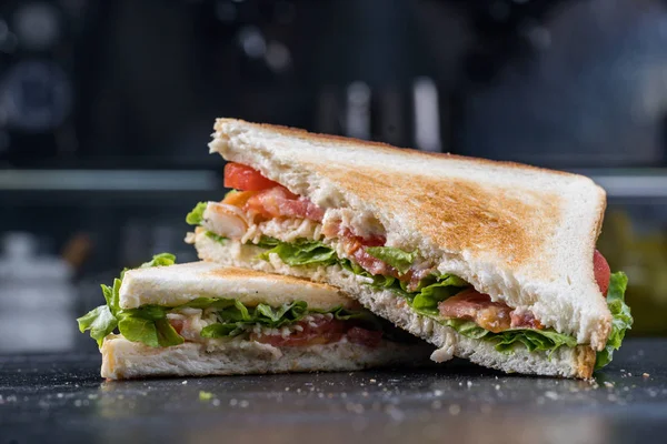 Sandwich fresco con camarones y huevo al estilo sueco — Foto de Stock