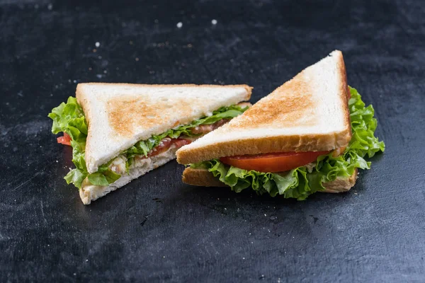 Sandwich fresco con camarones y huevo al estilo sueco — Foto de Stock