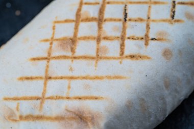 Lavaş Lavaş tavuk sığır Shawarma falafel tarifi teneke Shawarma sandviç gyroscope taze rulo kavrulmuş et, mantar, peynir ile doldurulmuş yiyor. Geleneksel Orta Doğu çerez.