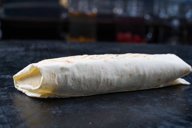 Lavaş Lavaş tavuk sığır Shawarma falafel tarifi teneke Shawarma sandviç gyroscope taze rulo kavrulmuş et, mantar, peynir ile doldurulmuş yiyor. Geleneksel Orta Doğu çerez.