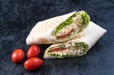 Lavaş Lavaş tavuk sığır Shawarma falafel tarifi teneke Shawarma sandviç gyroscope taze rulo kavrulmuş et, mantar, peynir ile doldurulmuş yiyor. Geleneksel Orta Doğu çerez.