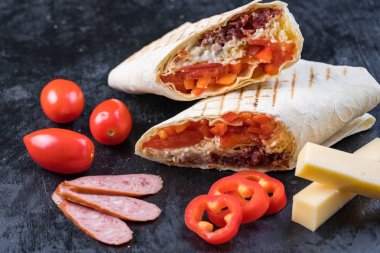 Lavaş Lavaş tavuk sığır Shawarma falafel tarifi teneke Shawarma sandviç gyroscope taze rulo kavrulmuş et, mantar, peynir ile doldurulmuş yiyor. Geleneksel Orta Doğu çerez.