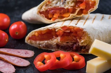 Lavaş Lavaş tavuk sığır Shawarma falafel tarifi teneke Shawarma sandviç gyroscope taze rulo kavrulmuş et, mantar, peynir ile doldurulmuş yiyor. Geleneksel Orta Doğu çerez.