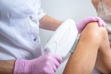 Kadınların bacaklarında lazer tüyü alınır. beyaz arkaplan kapat