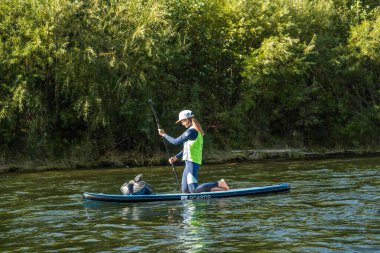 Khabarovsk, Rusya - 20 Eylül 2019: Su turistleri Sup kürek çekiyor Anyui dağ nehrinde güzel dağların ve vahşi yaşamın arka planına karşı kürek çekiyorlar