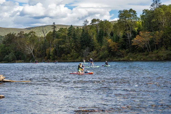 KHABAROVSK, RUSIA - 20 de septiembre de 2019: Los turistas acuáticos remo SUP Stand up paddle board on the mountain river Anyui against the background of beautiful mountains and wildlife —  Fotos de Stock