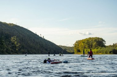 Khabarovsk, Rusya - 20 Eylül 2019: Su turistleri Sup kürek çekiyor Anyui dağ nehrinde güzel dağların ve vahşi yaşamın arka planına karşı kürek çekiyorlar