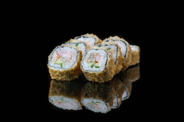 Egy közeli étel sült sushi tekercs elkülönítve a fekete. visszaverődés — Stock Fotó