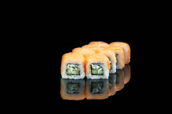 Sushi rotolo su uno sfondo nero riflessione. Cibo giapponese. Primo piano. — Foto Stock