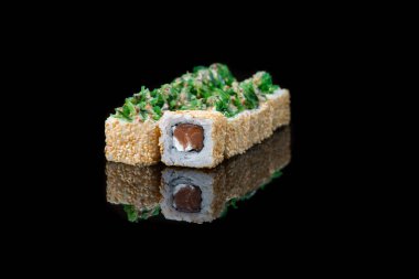 Siyah arka planda suşi rulosu yansıması. Japon yemeği. Kapat..