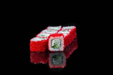 Siyah arka planda suşi rulosu yansıması. Japon yemeği. Kapat..