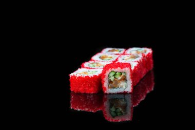 Siyah arka planda suşi rulosu yansıması. Japon yemeği. Kapat..