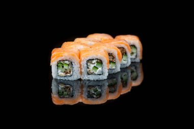 Siyah arka planda suşi rulosu yansıması. Japon yemeği. Kapat..