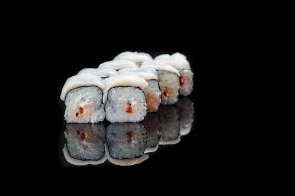 Sushi Roll On A Black Bakgrund reflektion. Japansk mat. Närbild. — Stockfoto